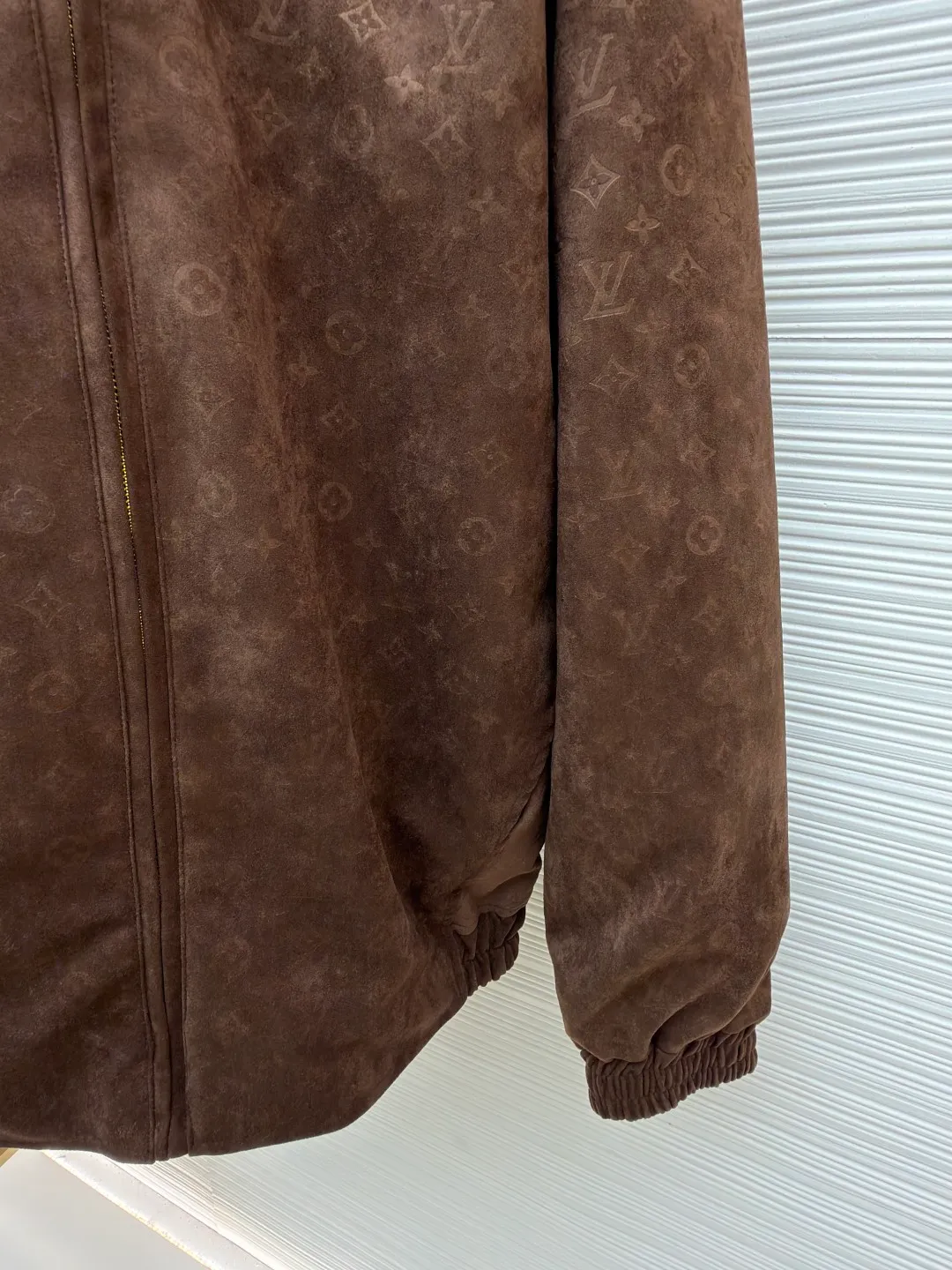 LOUIS VUITTON all-over printed hooded jacket ●Original version: 46000 purchased and developed ●Item number: 1682362-C10 ●Fabric: cotton fabric ●Technology: Fleece production ●Color: brown ●Version: fitted version ●Weight: about 1245 grams ●Size: S-M-L-XL ●Description: This Louis Vuitton brown hooded jacket is made of high-end imitation suede fabric, which is treated with frosting to form a fine suede texture. It is soft to the touch and has a natural matte luster. The surface of the fabric is embossed to present the brand's classic presbyopia pattern. The embossing depth is even, and the pattern outline is clear and not easy to fall off. The body is opened and closed with a two-way metal zipper, and the zipper pull is a brand-customized gold-plated style that has been treated with antioxidants to prevent fading. The hood is three-dimensionally cut, and is lined with breathable lining inside to improve wearing comfort; the cuffs and hem are edged with high-elastic ribs, and the ribs and body fabric are sewn with double-needle stitching for high firmness. The overall shape is a loose shoulder design, and the cut pieces have been adjusted through many trials. The splicing between the shoulders and the body uses a buried clip process to make the lines smooth and reduce wearing friction. Every detail has been strictly quality controlled to take into account both design and practicality. The overall wiring is straight and delicate, the fabric is comfortable and soft, and the color is consistent without color difference. It can be matched with the same style to create a fashionable look and control various occasions. Customized accessories, complete with three standards, same style for men and women!